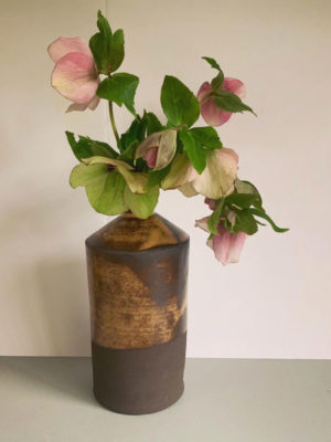 Vase en grès noir, forme bouteille, émail beige