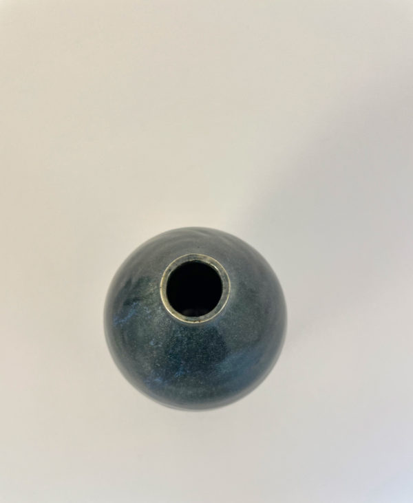 Vase en grès, forme arrondie, émail bleu