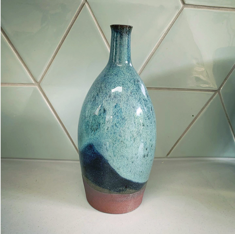 Vase en grès rouge, forme bouteille, superposition d'émaux bleus