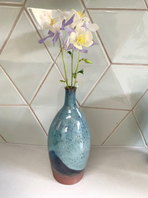 Vase en grès rouge, forme bouteille, superposition d'émaux bleus