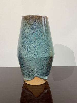 Vase en grès beige, forme toupie, émail bleu