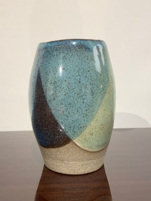 Vase en grès gris, forme arrondie, superposition d'émaux vert et bleu