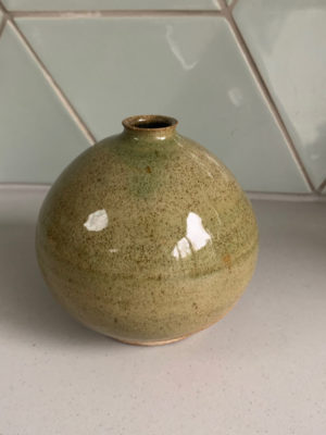 Vase en grès, forme ronde, émail vert