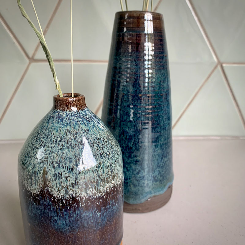 Vase en grès, forme variées, émaux bleus