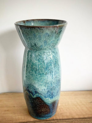 Vase en grès, forme ouverte, superposition d'émaux bleus