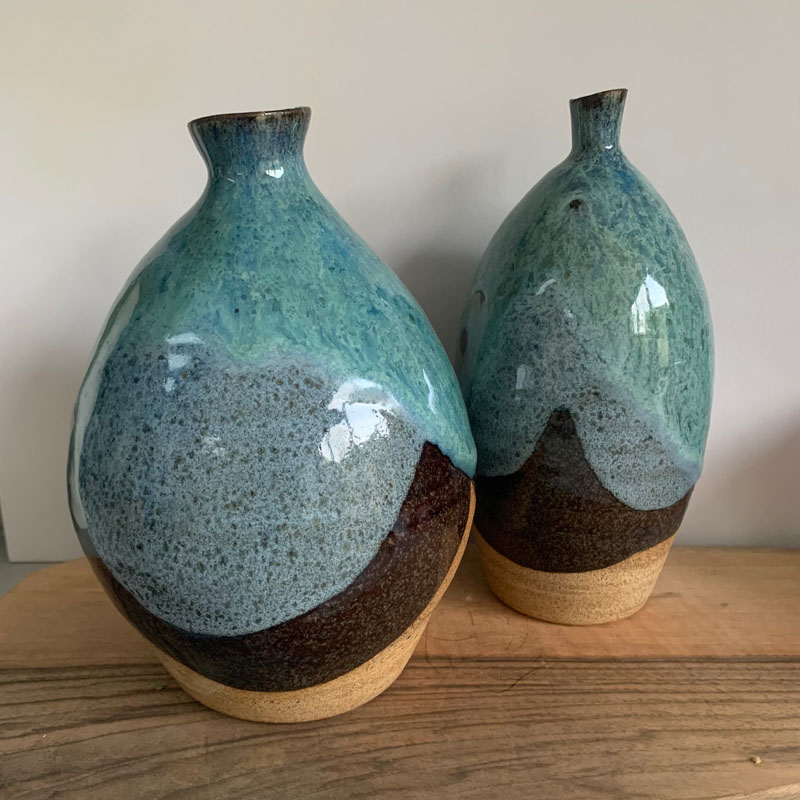 Vases en grès, tournés, forme arrondies, superposition d'émaux bleus