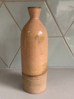 Vase en grès, tourné, forme bouteille, émail rose
