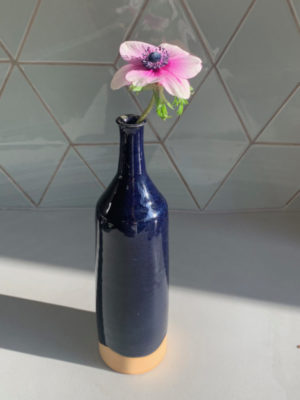 Vase en grès, tourné, forme bouteille, émail bleu