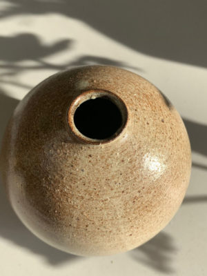 Vase en grès, tourné, forme boule, émail blanc