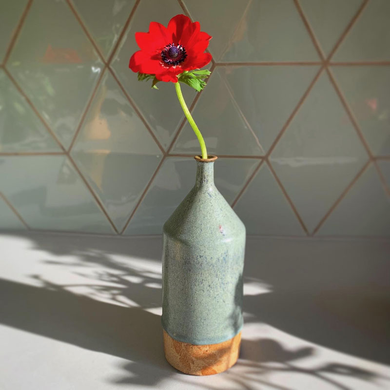 Vase en grès, forme bouteille, émail gris vert