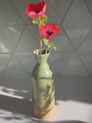 Vase en grès, forme bouteille, émail vert