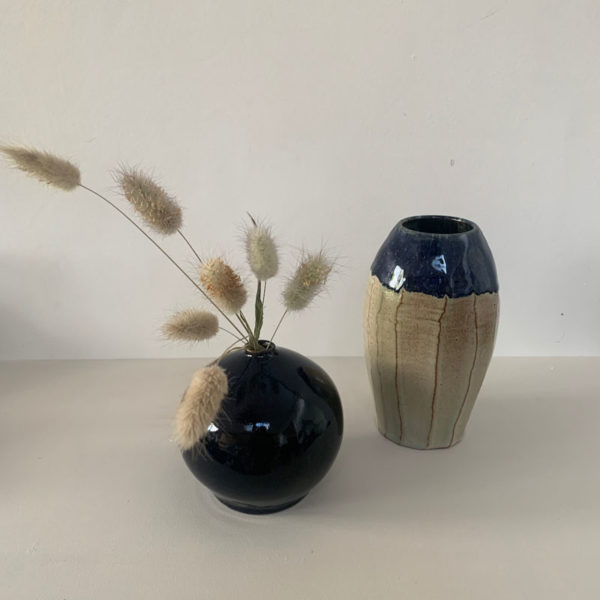 Vase en grès, forme ronde et tournée puis sculptée, superposition d'émaux blanc et bleus