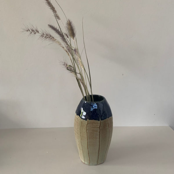 Vase en grès, forme tournée puis sculptée, superposition d'émaux blanc et bleus