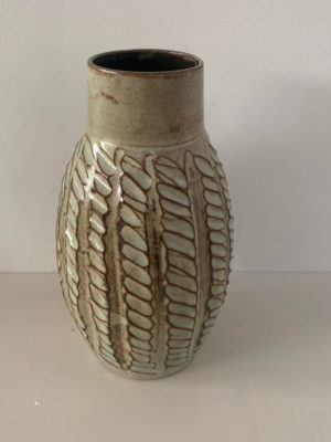 Vase en grès, forme tournée puis sculptée, émail blanc