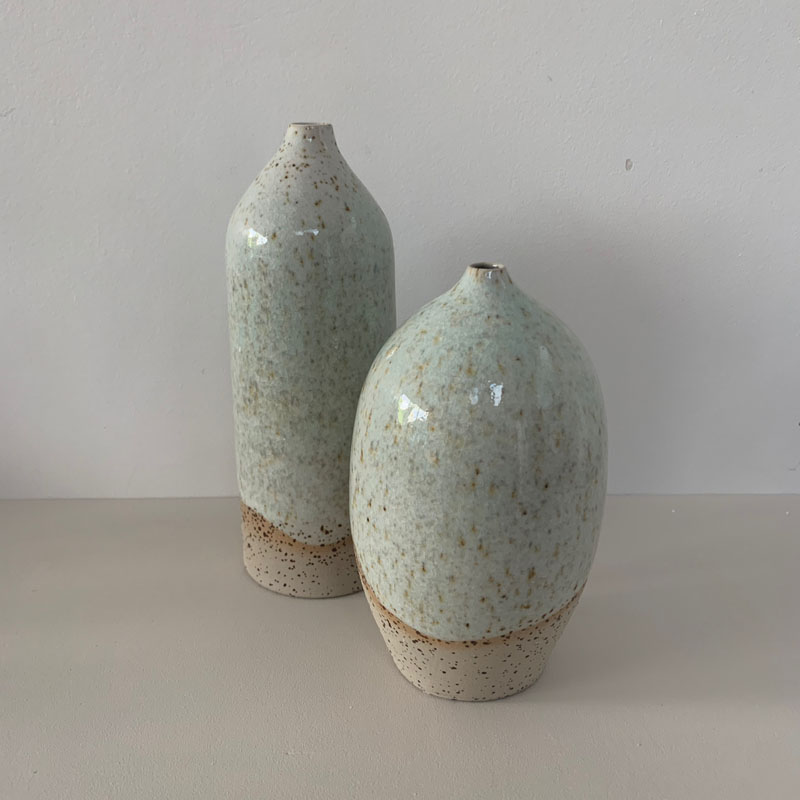 Vases en grès pyrité, formes variées, tournés, émail blanc