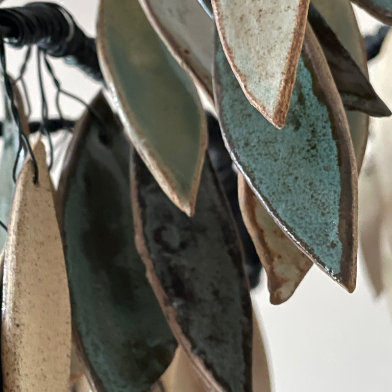 Sculpture, feuilles en céramiques couvertes d'émaux dans les tons verts, structure en fil de fer