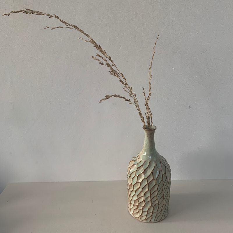 Vase artisanal en céramique, tourné puis resculpté à la main. Email vert d'eau
