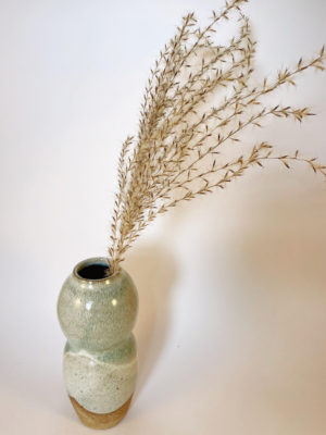 Vase en grès beige, forme femme, superposition d'émaux verts et blanc