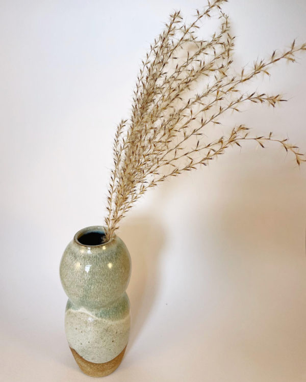 Vase en grès beige, forme femme, superposition d'émaux verts et blanc