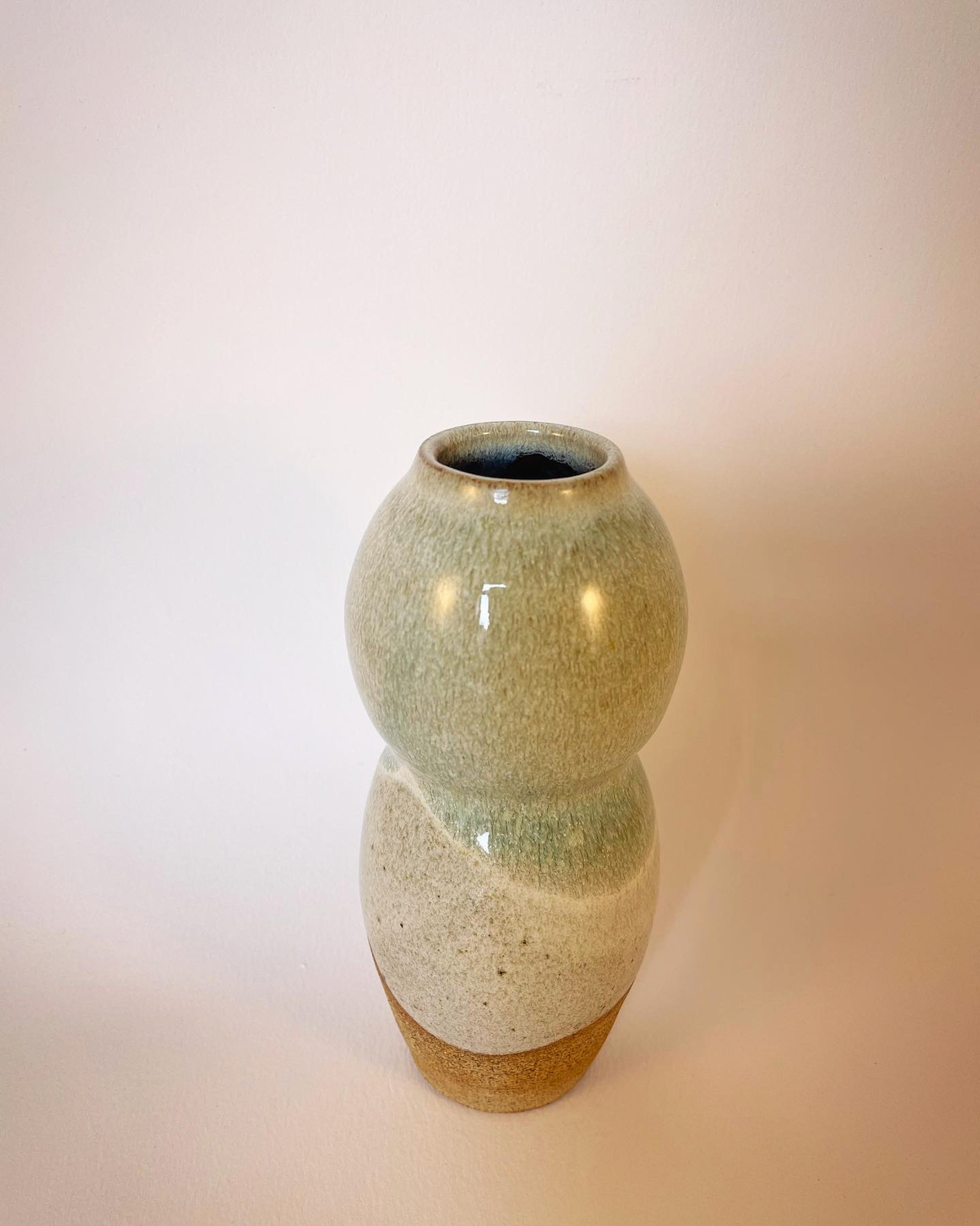 Vase en grès beige, forme femme, superposition d'émaux verts et blanc