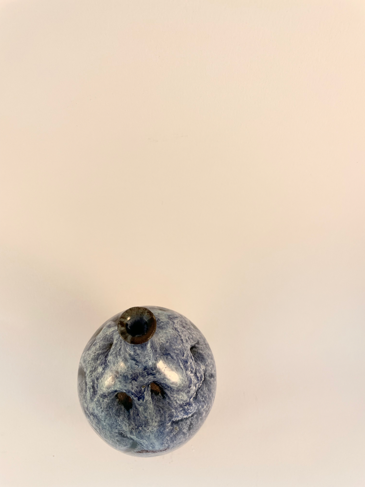 Vase en grès, superposition d'émaux bleus