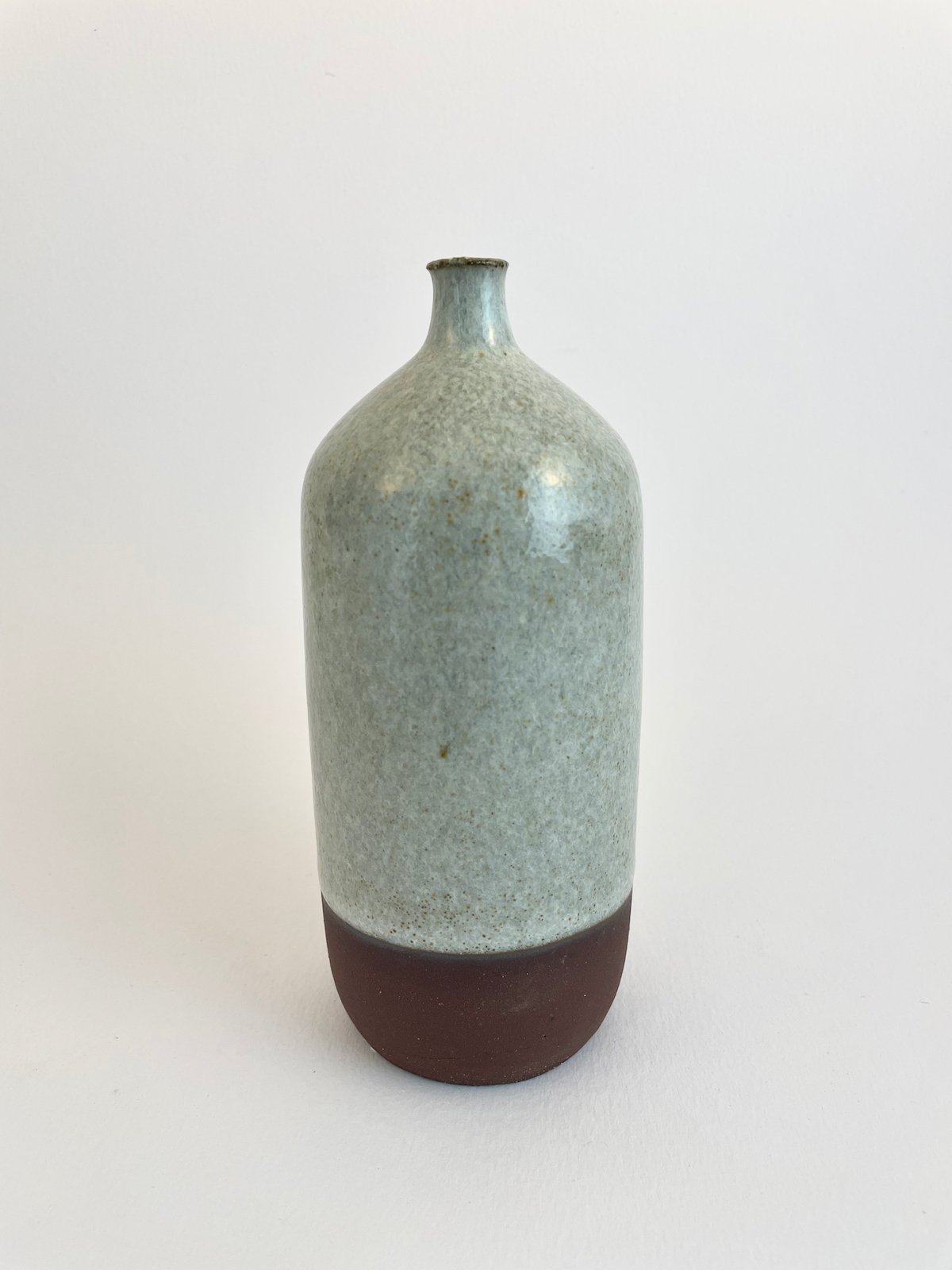 Vase en grès rouge, forme bouteille, émail blanc