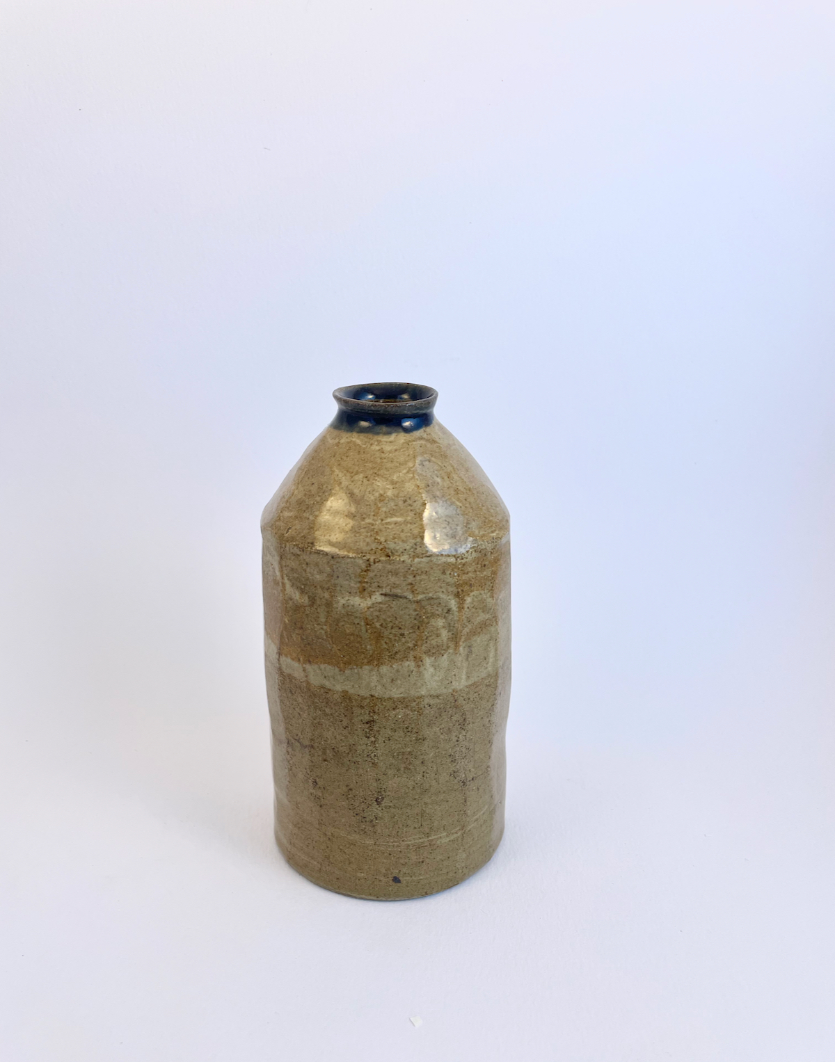Vase en grès, forme bouteille, tourné puis sculpté, superposition d'émaux beige et bleu