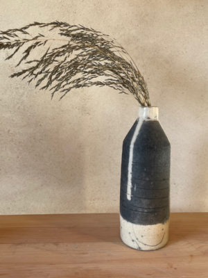 Vase noir et blanc. Technique du raku.