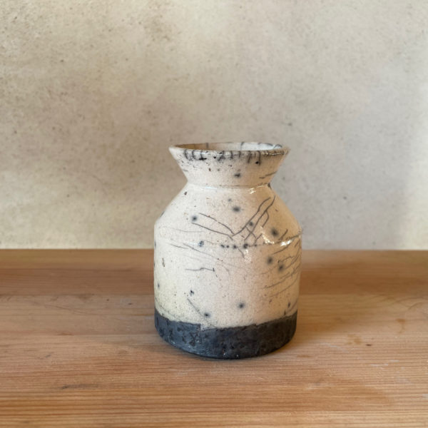 Vase noir et blanc. Technique du raku.