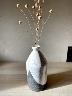 Vase noir et blanc en céramique. Technique du raku.