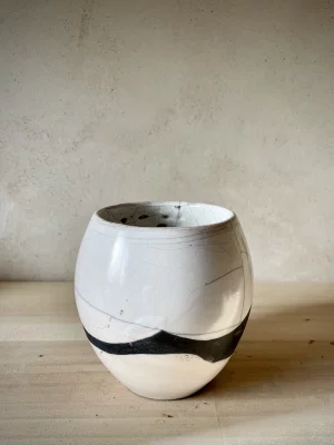 Vase noir et blanc en céramique, forme arrondie. Technique du raku