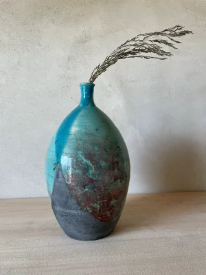 Vase noir et blanc en céramique. Technique du raku. Reflets cuivrés