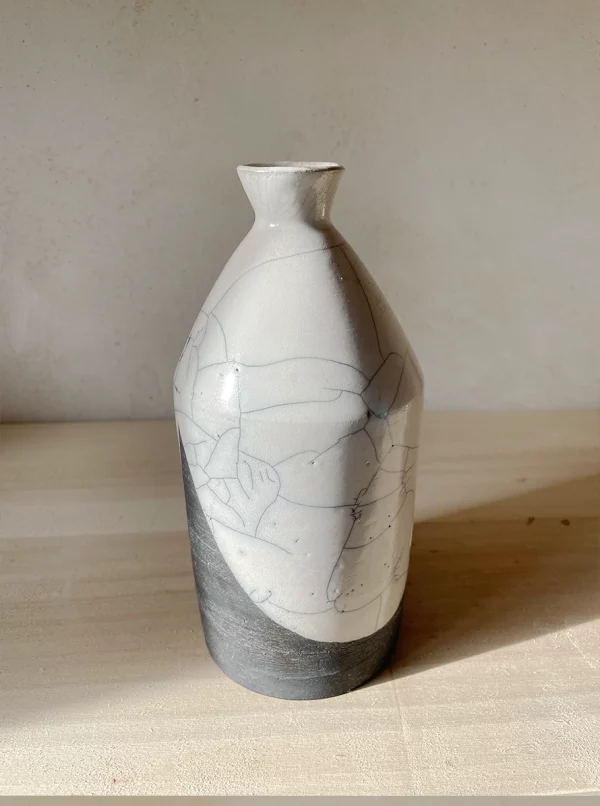 Vase noir et blanc en céramique. Technique du raku.