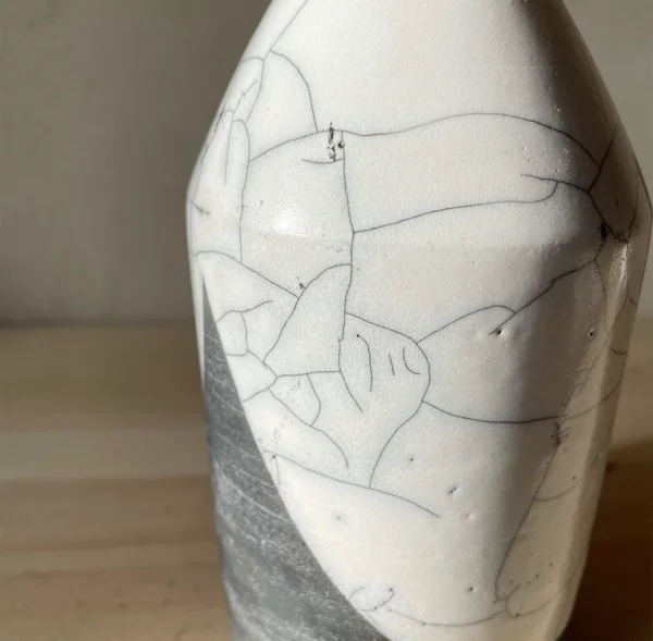 Vase noir et blanc en céramique. Technique du raku.