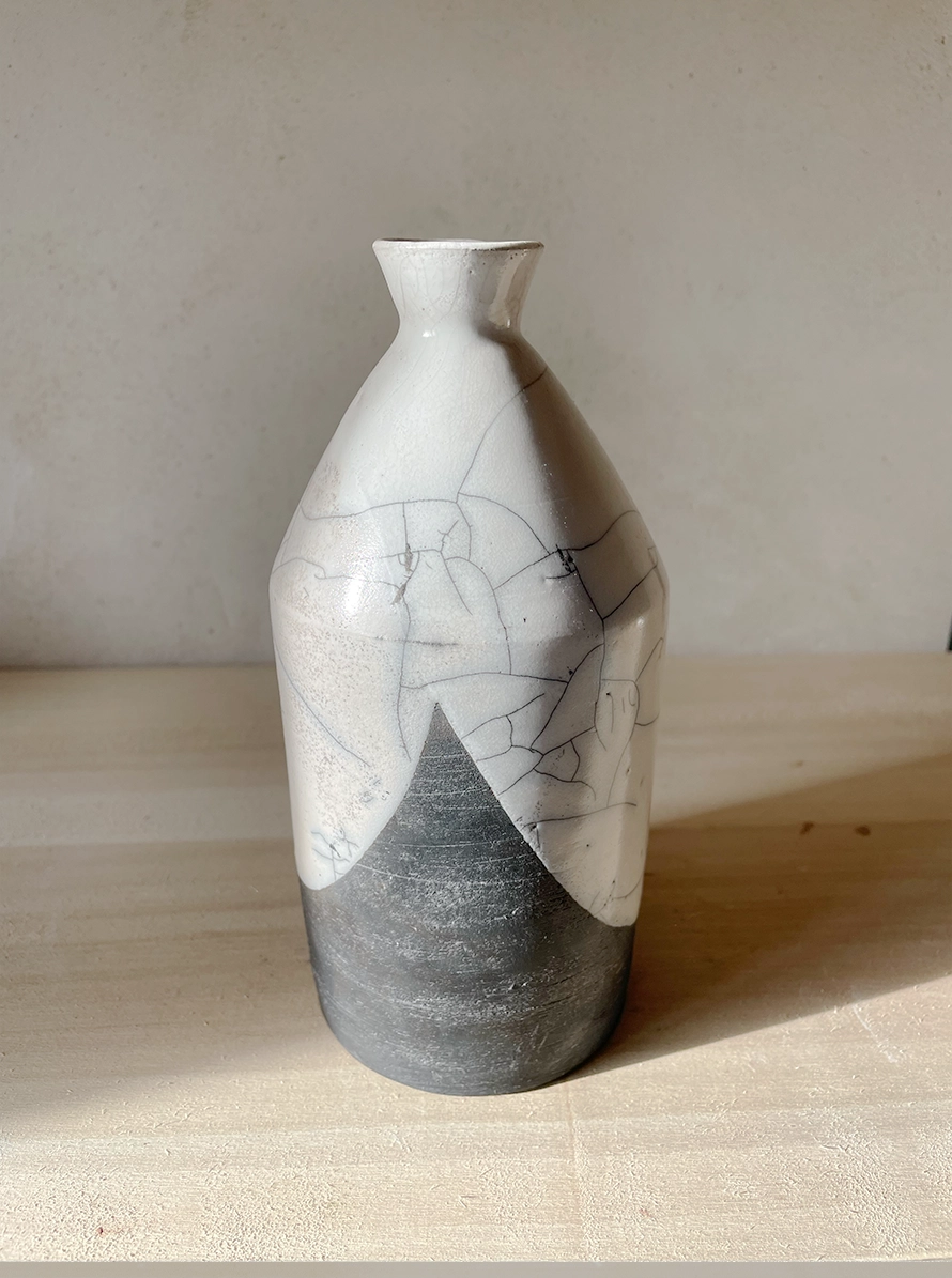 Vase noir et blanc en céramique. Technique du raku.